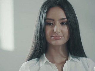 セクシーな長い髪の秘書エリザイバラの上にしっかりとコックを乗っ
