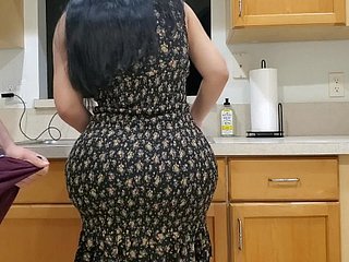 Big Pain in the neck Stepmom Fucks cô shrug off dismiss ghẻ Beside A catch Larder Sau Thấy ông lớn boo-boo