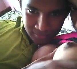 . Sri Lanka pareja de adolescentes se besa teta
