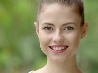 vẻ đẹp hiếm đứng khỏa thân với lỗ tuyệt vời cô bị phơi bày