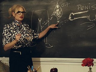 Lecturer com grandes mamas Kelly sugando brinquedo em sala de aula