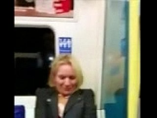 Woman Gets Divergent Alors que sur le marché local de métro!