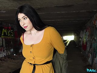 گیندوں منحنی Brunette Amilia سلیمانی اور ایک اجنبی کے ساتھ گہری، اتارنا fucking