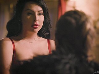 Wytatuowany Well-endowed bootylicious Chanel Santini zapewnia shemale z BJ