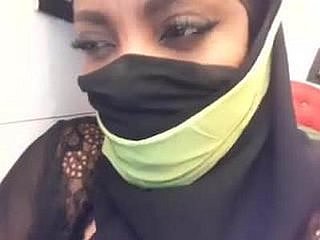 ناقابل یقین چھاتی مشت زنی کے ساتھ مسلم خاتون