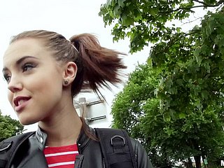 Sexy teen unfocused Pigtailed suce la bite et culbute dans POV