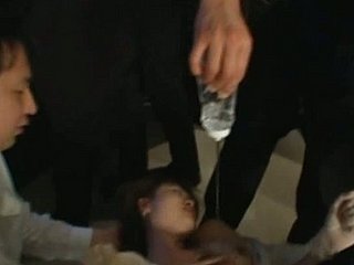 cô dâu châu Á được nhóm Hardcore chết tiệt