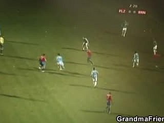 Stara suka musi get fucked przez dwóch mężczyzn, aby spłacić zakład straciła