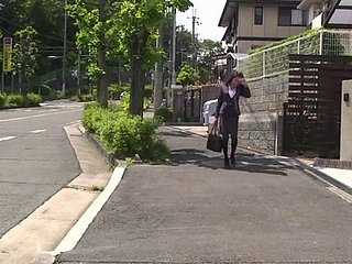 アジアのニューハーフはすぐに彼女の魅惑のコックを明らかにするために裸を取得します