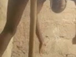 アフリカの女性がほうきの柄でオナニー。