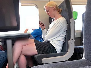 ٹرین پر خوبصورت ٹانگوں کے ساتھ بالی