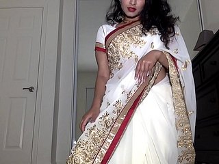 Desi Dhabi in Saree krijgt naakt en speelt met harige kutje