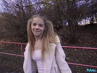 Teenager Babe gibt BJ in Wald 1 - Public Agent