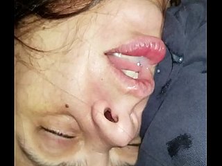 إعطاء لها الفم بينما هي ص. د.