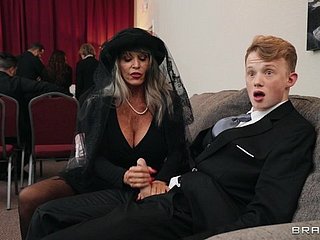 Skinny koleś z dużym kutasem pieprzy brudna babcia Sally d'Angelo