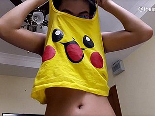 Азиатская подросток Camgirl спрашивает: «Что ты будешь делать, когда ты трахаешь ее?», Полосы обнажены