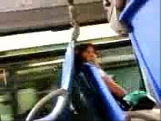 بس میں دلچسپ عورت پر چمکتا ہے