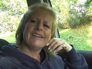 Naughty maduro Robyn Ryder espalha as pernas no carro para jogar