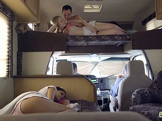 Fantastico Threesome FFM a vapore con un wild slutty chick katya rodriguez