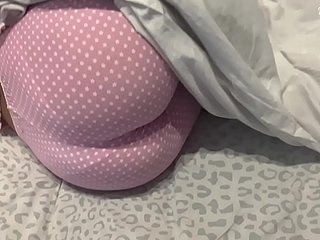 Le petit ami de maman m'a baisé dans mon cul vierge. Féroce