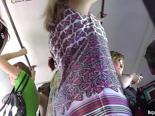 Culo caldo esposto nel video upskirt