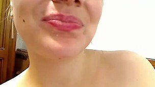 Bà nội trợ Horny cho phép chồng cô ấy bắn tải vào miệng mở trên webcam