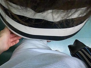 Моя жена описывает, как незнакомец подошел к ней на поезде и пытался дрочить свою киску под мини юбкой
