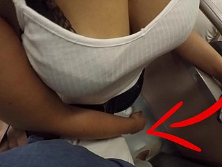 未知的金发女郎，大山雀开始在地铁中触摸我的鸡巴！那叫衣服？
