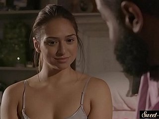 巨乳の熟女は大きな黒いコックによって激しく叩かれました