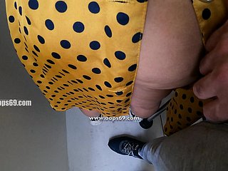 丈夫喜欢看到一个陌生人在地铁和公共汽车等公共场所触摸妻子的大屁股