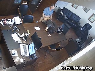 Le patron russe baise le secrétaire au chest of drawers sur caméra cachée