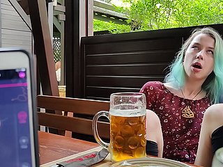 Contrôle d'orgasme à family de mon demi-soeur dans le pub!