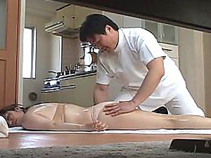 コックに飢えたアジアの熟女はマッサージされ、それから激しく犯されます