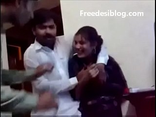 पाकिस्तानी देसी लड़की और लड़के हॉस्टल के कमरे में आनंद लेते हैं