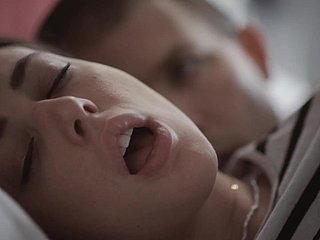 Teen Night nằm xuống với người mẹ kế của mình trên cùng một chiếc giường và không hối tiếc
