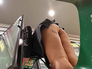 카메라를 슈퍼마켓 카트에 넣고 팬티가없는 Culona를 녹음했습니다.