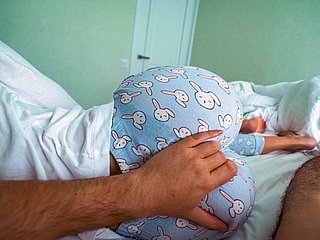 Siostra przyrodnia budzi się i pomaga przyrodniemu bratu, gdy ogląda porno - Creampie