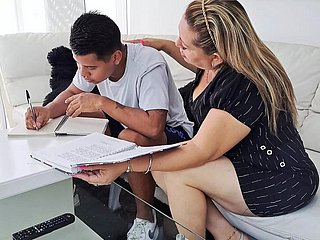 Eu ajudo meu enteado com o dever de casa dele, seu pênis me distrai e eu acabo chupando