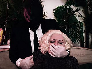 Hot Kinky: Người đàn ông che miệng cô gái và sau đó cắt quần áo của cô ấy. Găng tay y tế và tiếng rên rỉ