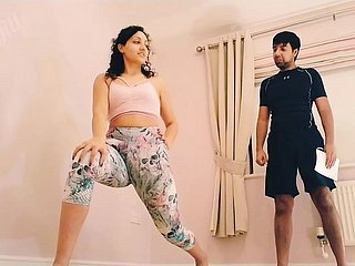 10代のトレーナーのために裸になり、彼のチンポを吸うように