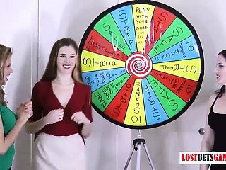 3 ragazze molto carine giocano un gioco di strisce gira numbed ruota