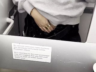 ホット私は飛行機のトイレで自慰行為をします-JasmineSweetarabic