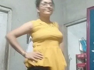 Тетя в узкой блузке, бюстгальтере и нижнем белье