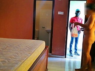 Serviço de quarto de hostelry bateu na nossa porta e fodi minha esposa - fantasia cuckold