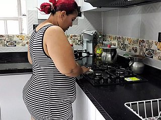 रसोई में चुदाई करने के लिए मेरी सौतेली माँ को बहका रहा