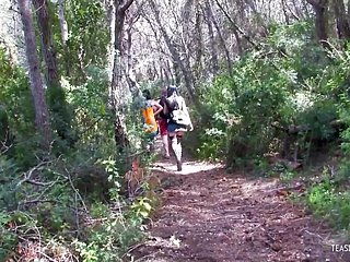 Uma vez que a morena se afastou na floresta que eles iniciam