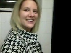 Ze vond een Gloryhole langs de snelweg (Public Toilet)