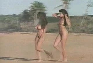 اثنان من شاطئ العراة