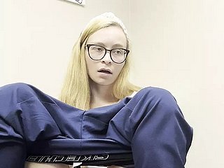 Непослушная медсестра киска играет в роговую горячую блондинку