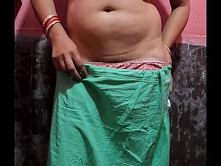 데시 아내는 그녀의 음부를 면도하고있다